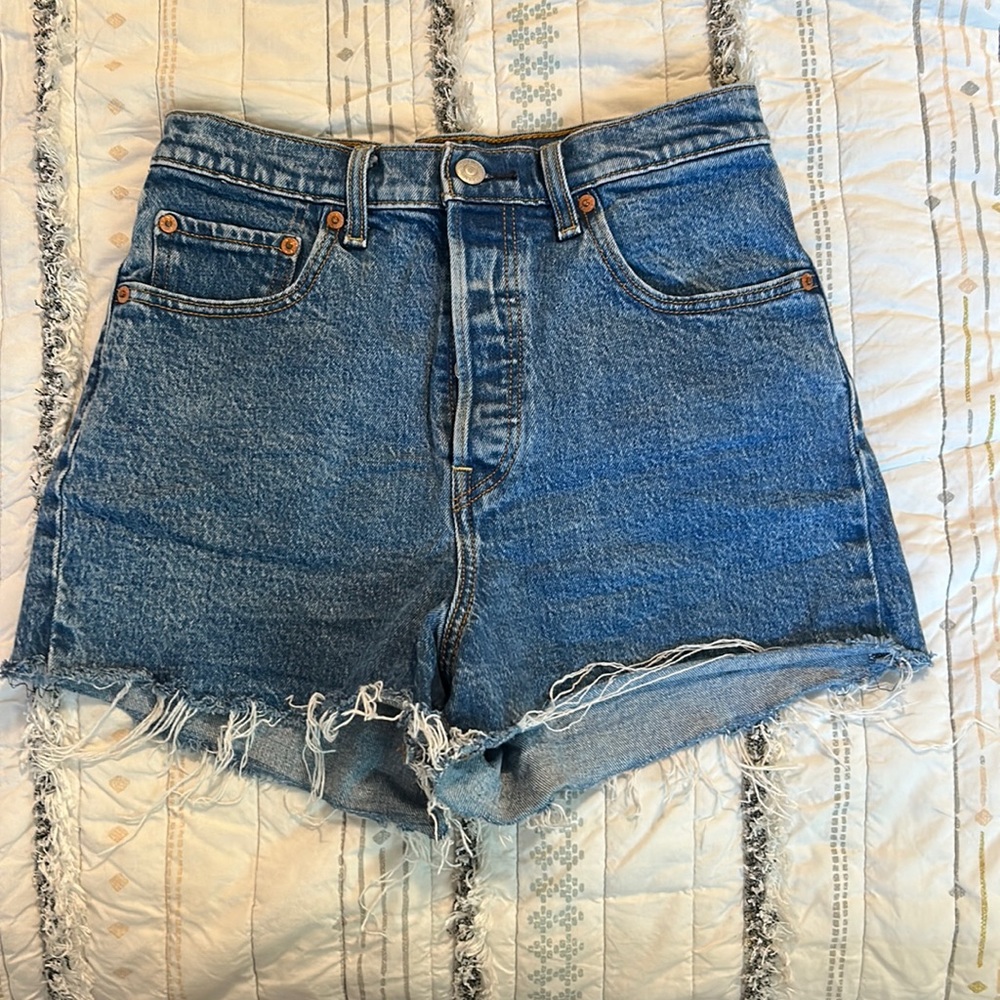 Levi shorts size 28 rib cage